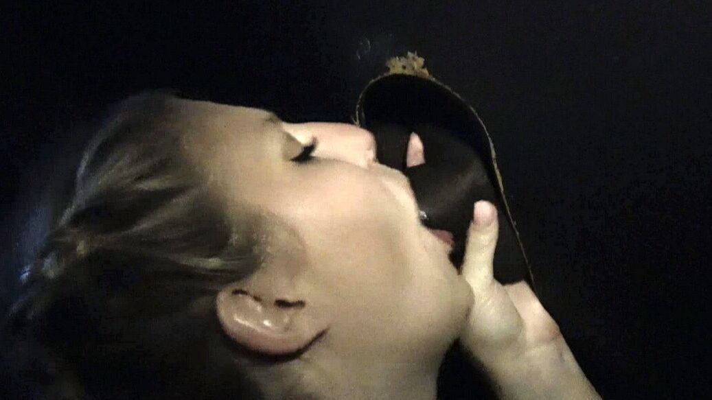 17P La rubia amateur Lila Frey chupa un montón de pollas en el Gloryhole local