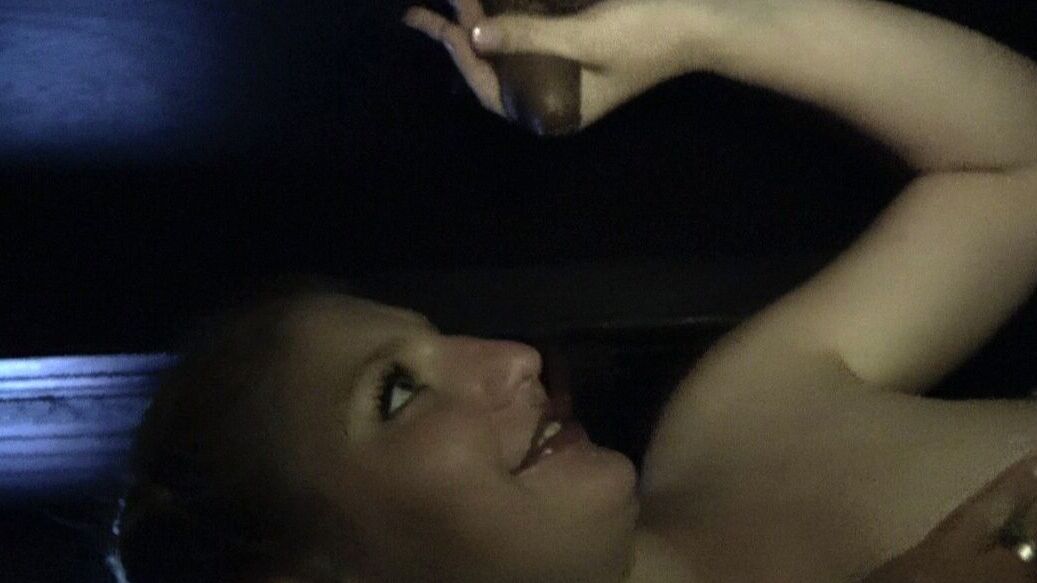 17P La rubia amateur Lila Frey chupa un montón de pollas en el Gloryhole local