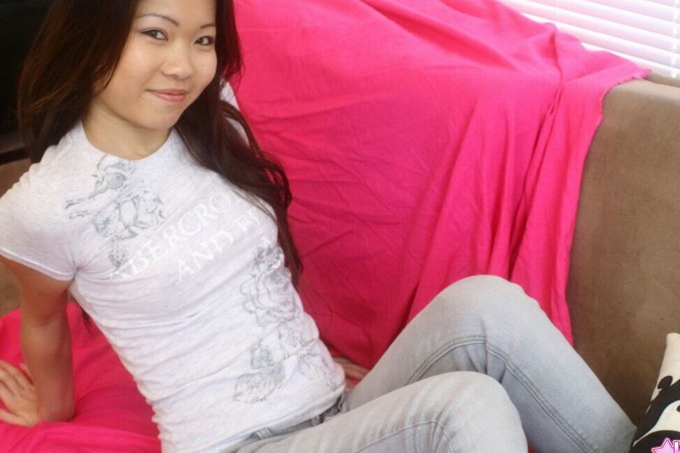 12P A linda garota amadora asiática Grace fica de topless em jeans apertados