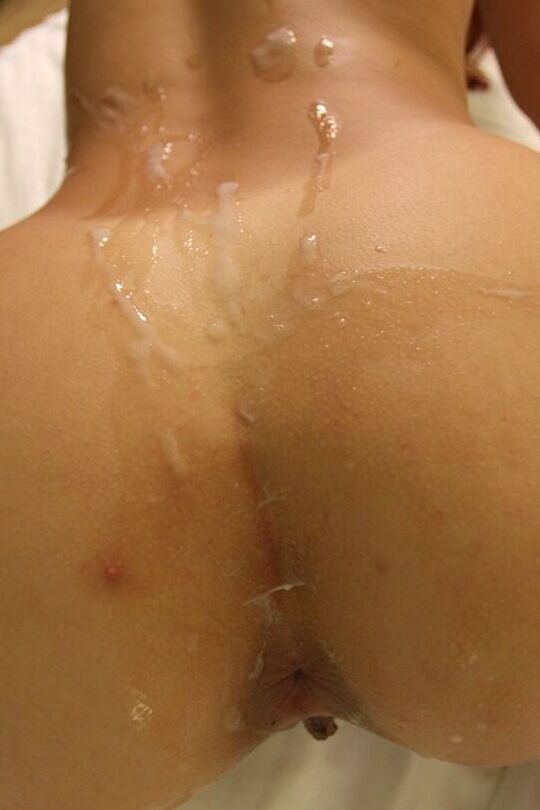 16P Amateur Cherry Lane hace una mamada y recibe semen en su trasero