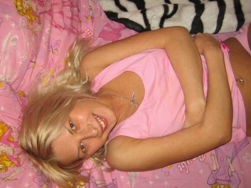 16P Kuschelige blonde Amateurin schlüpft aus ihrer Unterwäsche und zeigt ihre sexy Kurven