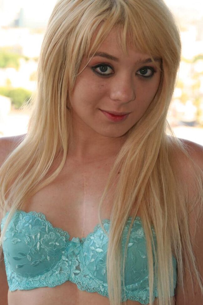 16P La sexy rubia Ashley L muestra su bonito culo y su coño a la vez desnuda