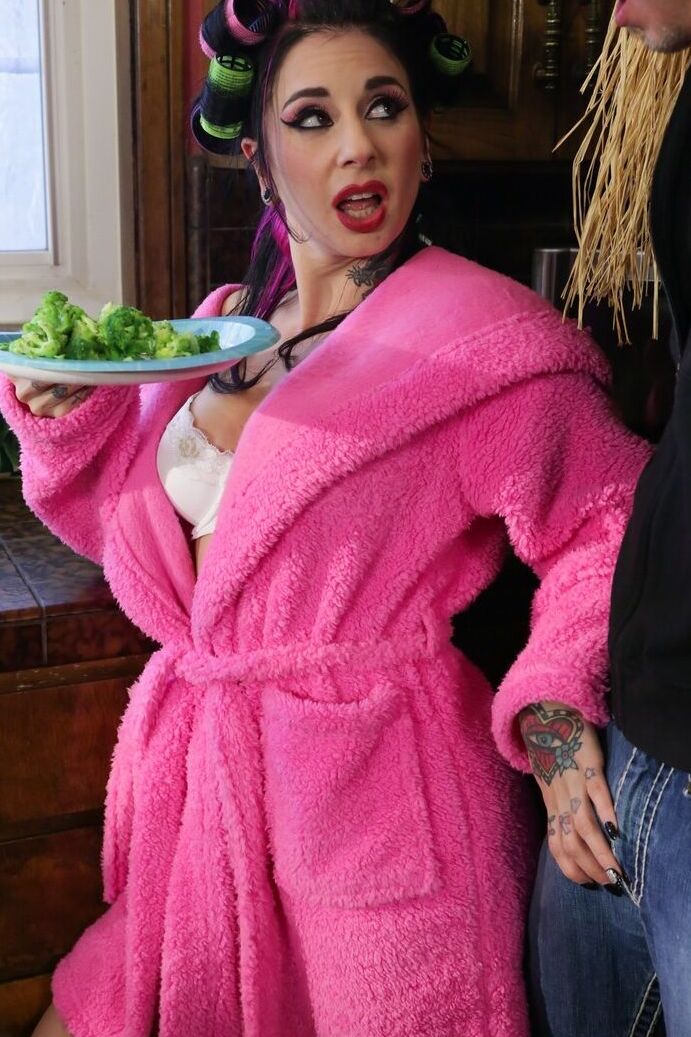 17P Sexy Joanna Angel em rolos fode pau grande BF na cozinha