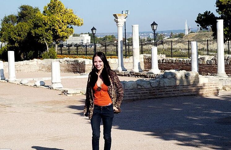 16P La beauté brune Aurita fait ses débuts de mannequin nue au milieu des ruines