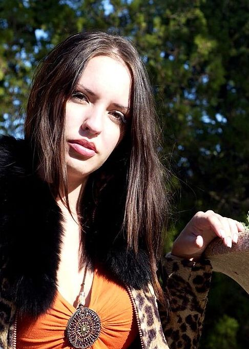 16P La beauté brune Aurita fait ses débuts de mannequin nue au milieu des ruines