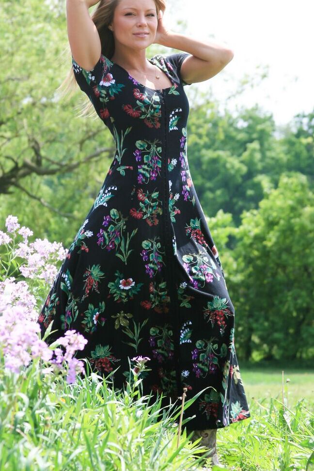 15P Loira sacanagem MILF Madden tira seu vestido longo em um campo para posar de tanga