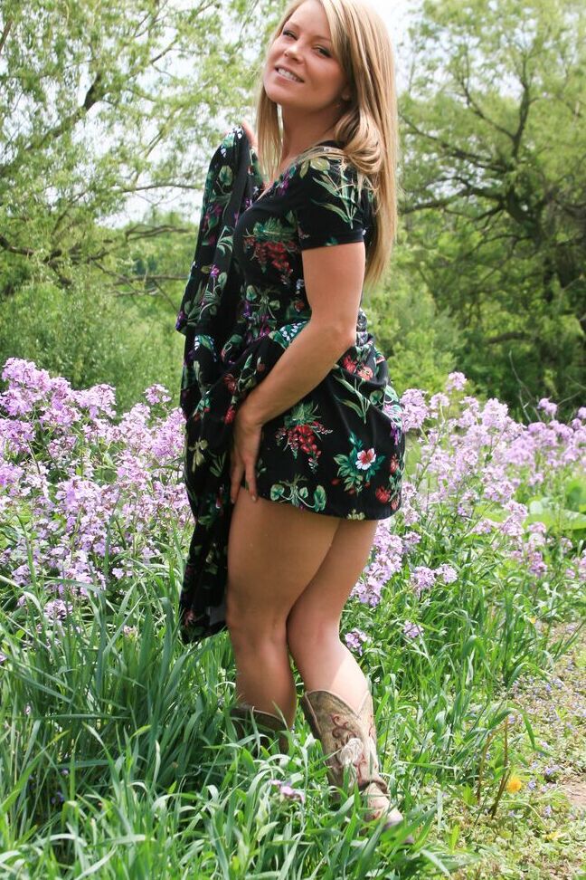 15P Loira sacanagem MILF Madden tira seu vestido longo em um campo para posar de tanga