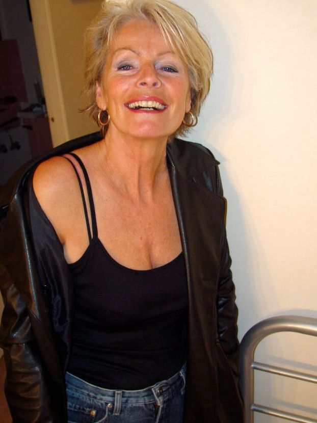 21P La abuela de pelo corto Justine se lame la axila y muestra su matorral maduro