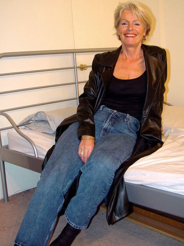 21P La abuela de pelo corto Justine se lame la axila y muestra su matorral maduro