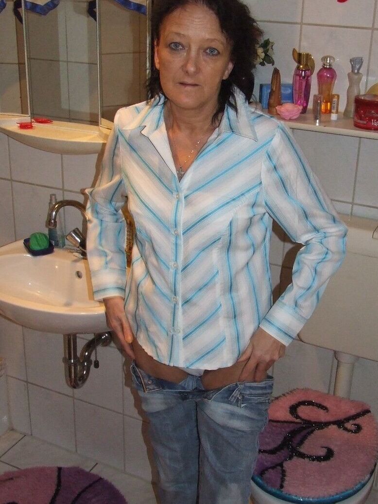 21P La abuela tetona Karin se desnuda en el baño y se mete los dedos en la vagina peluda