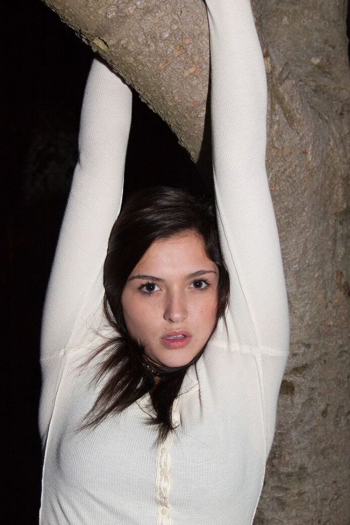 12P La joven amateur Faye Tinto posando en bragas sexys