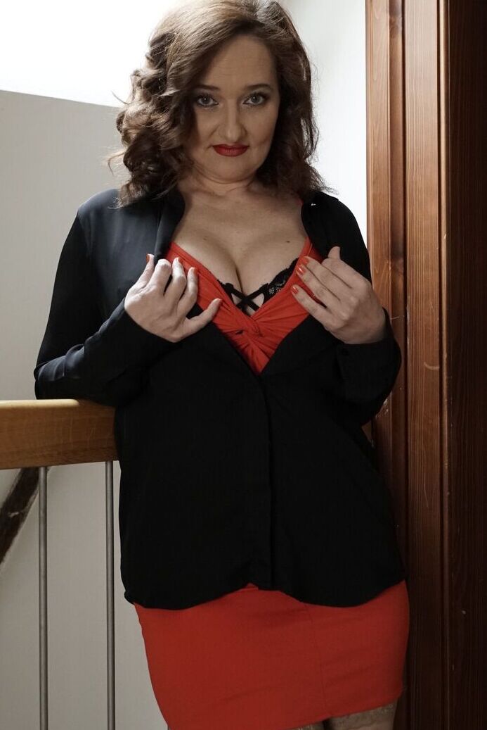 21P La vieja y sucia madre Ameli deja salir sus grandes tetas y juega con su coño en las escaleras