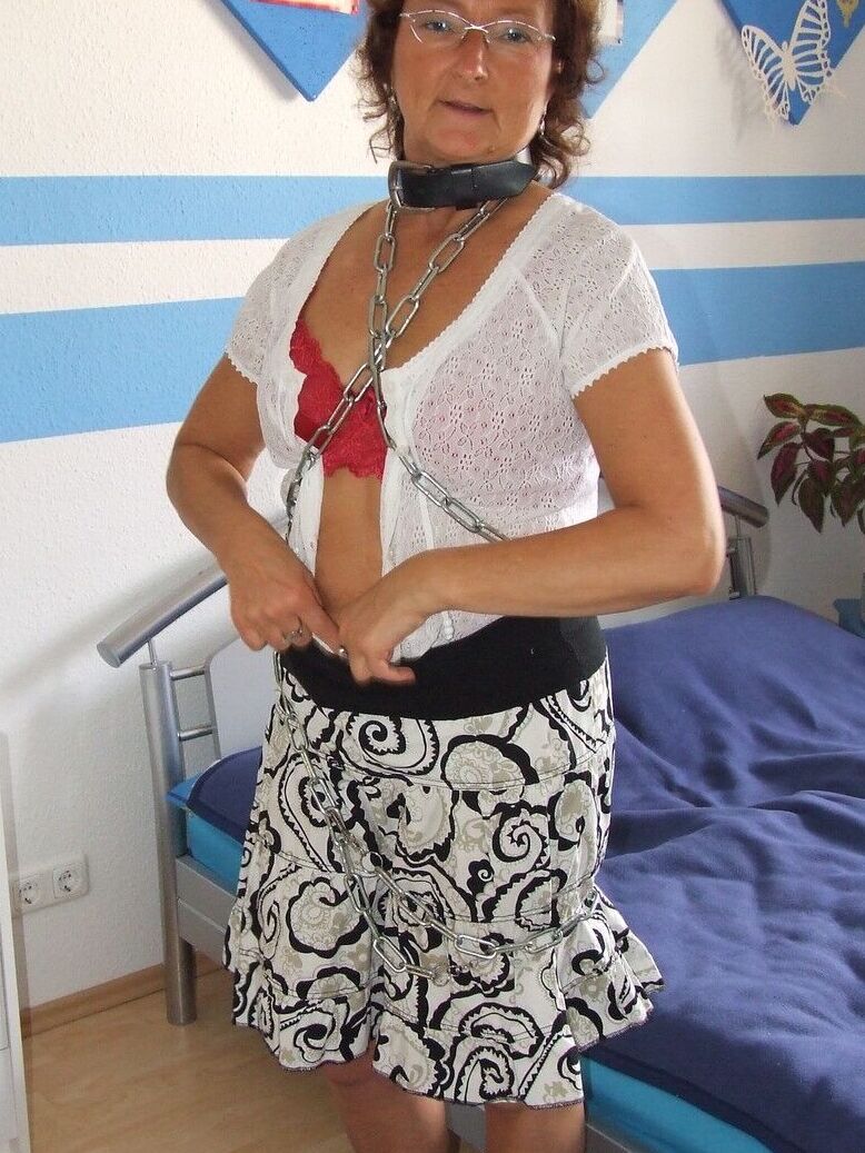 21P Gabriele, mamie sauvage aux cheveux courts, se masturbe en action BDSM en solo