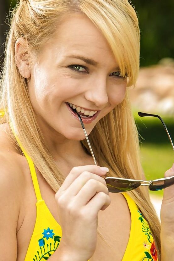 16P La linda rubia amateur Carmen Callaway mostrando sus pechos de jovencita
