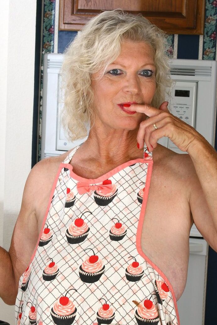 21P La grand-mère mature Michelle V expose ses juggs flasques