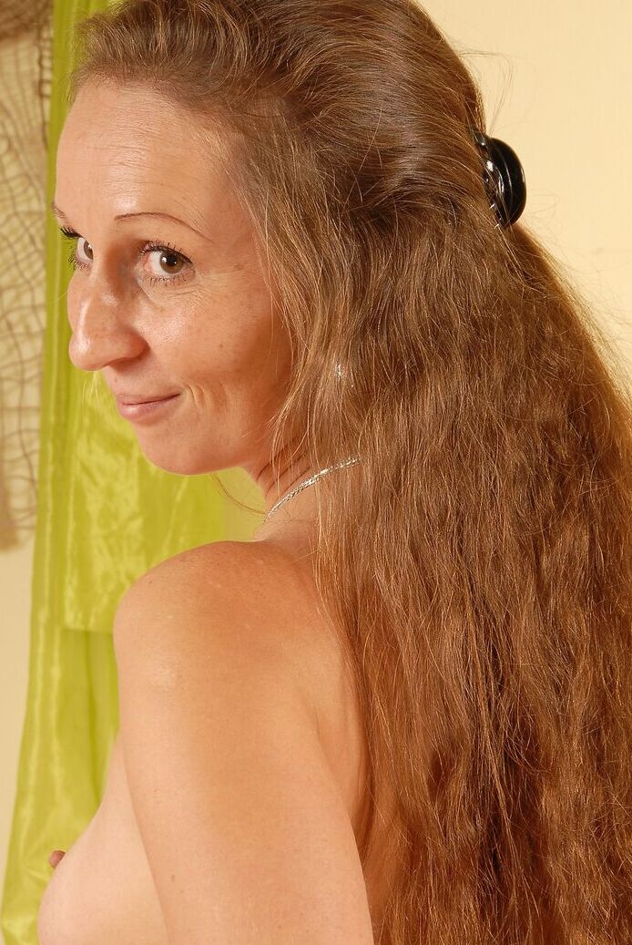 21P La dulce MILF Stella expone sus pequeñas tetas y se masturba con un juguete de cristal