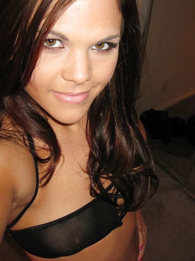 16P Elizabeth Ann, petite amie amateur, enlève sa culotte et écarte la chatte.