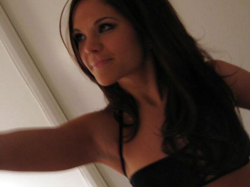 16P Elizabeth Ann, petite amie amateur, enlève sa culotte et écarte la chatte.