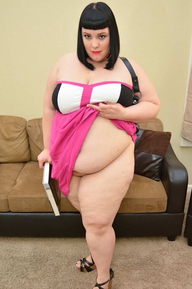 16P SSBBW Alexxxis Allure leva um vibrador de vidro em sua vagina perfurada