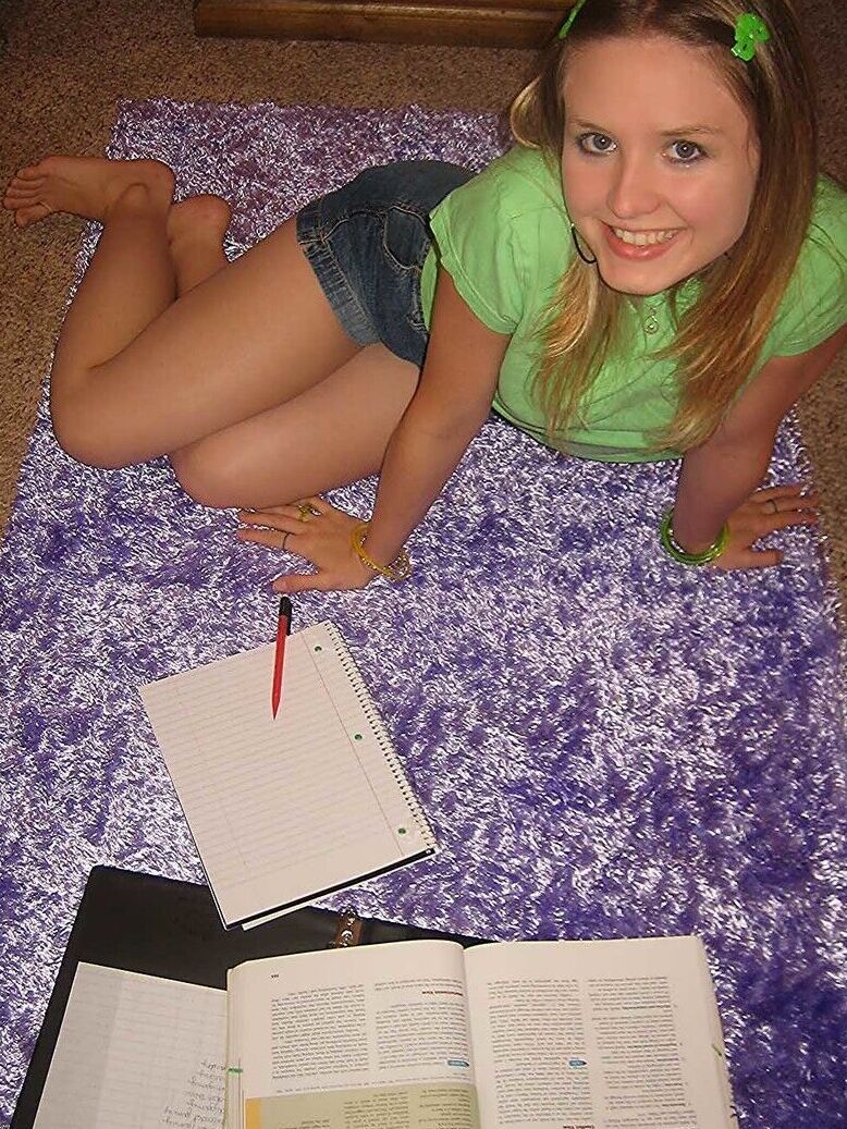 21P A adorável adolescente Kitty tira a roupa e toca a vagina no chão