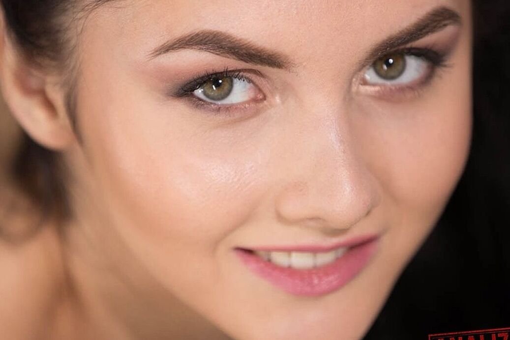 21P adolescente morena Crystal Greenvelle tiras