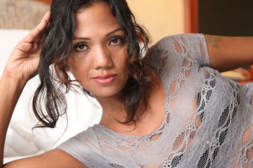 18P Slender MILF Filipina Yen descasca vestido apertado