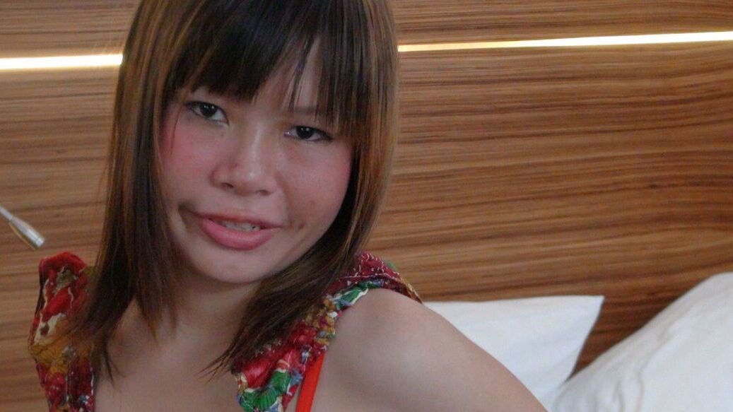 20P Pequeña niña de Tailandia gotea semen de su coño después de desnudarse para tener sexo BB