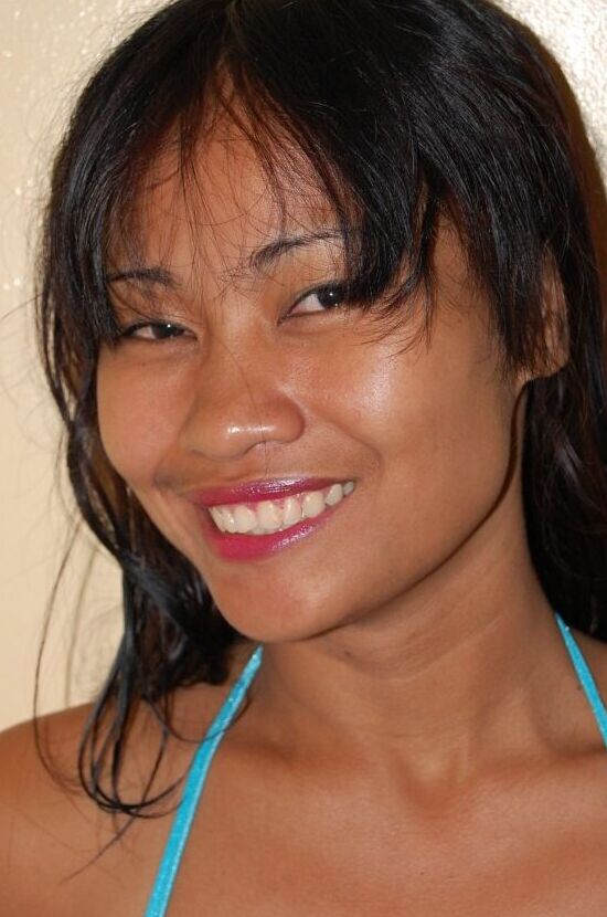 18P Filipina MILF dá prazer à sua buceta enquanto faz sexo oral para um turista sexual