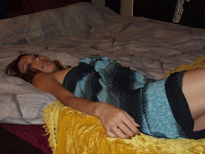 16P A amadora asiática Lady Mae fica nua de salto alto enquanto está em seu quarto