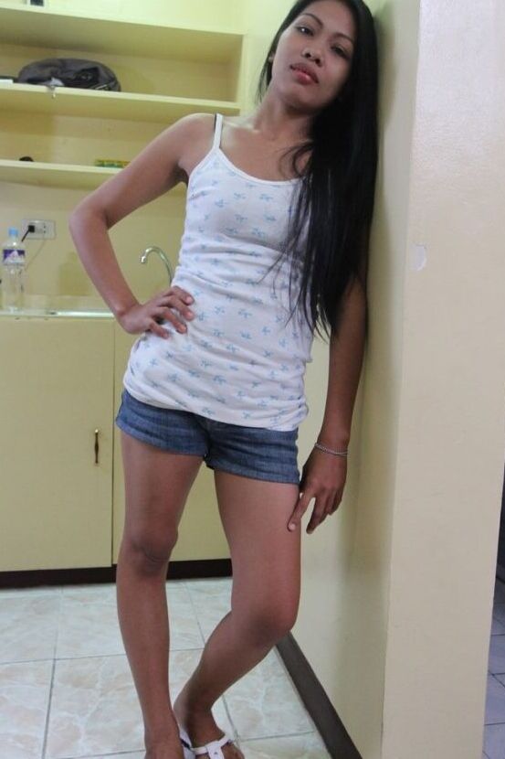 17P Filipina amadora em shorts jeans lambe os lábios enquanto se prepara para chupar pau