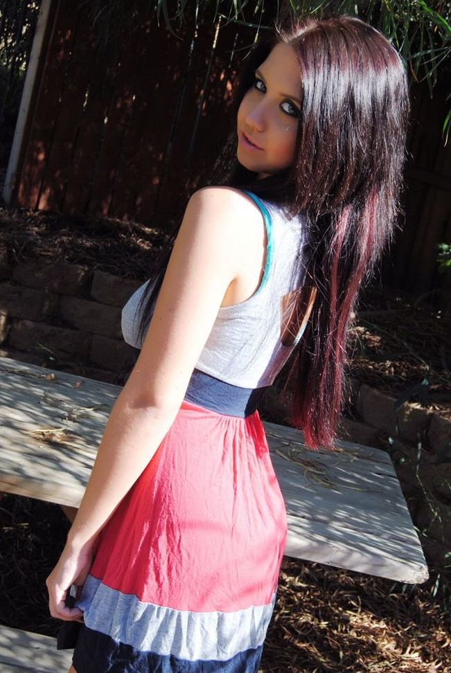 12P A modelo amadora Chrissy Marie trabalha sem vestido em uma mesa de piquenique no quintal