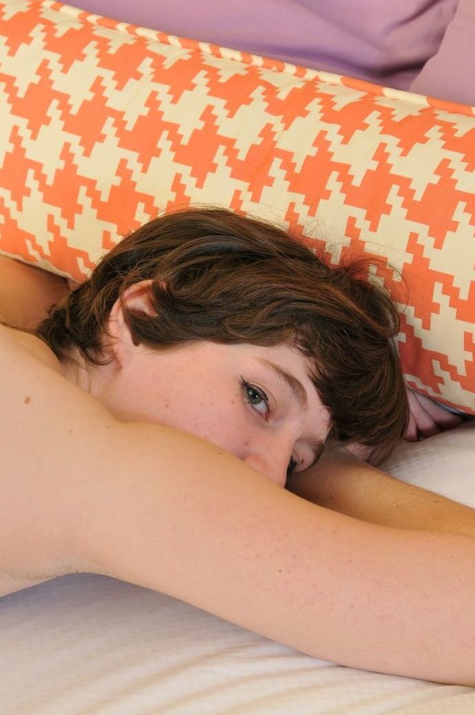 17P Kitty, une fille aux cheveux courts, montre son joli cul et son vagin poilu dans le lit.