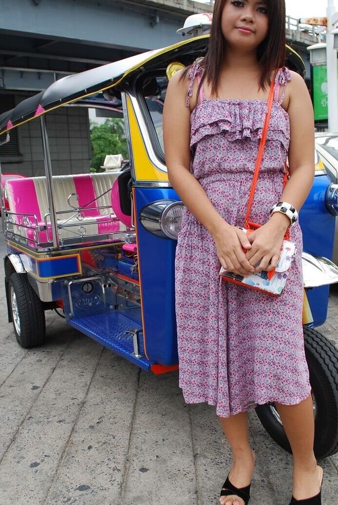 17P かわいい素人アジア人トゥクタが完全に服を着たまま屋外でポーズをとる