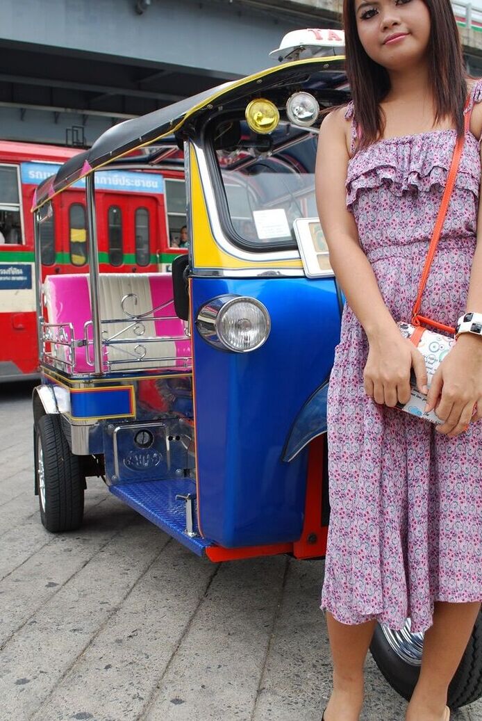 17P かわいい素人アジア人トゥクタが完全に服を着たまま屋外でポーズをとる