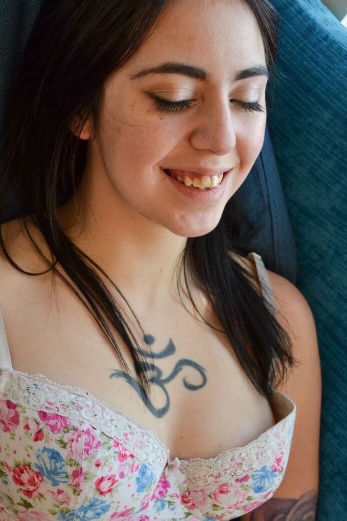 17P Fille sexy aux seins naturels Luciferra Volkov frotte son manchon juteux en solo