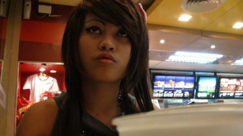 19P La petite fileuse asiatique Zel laisse tomber sa serviette pour caresser une grosse bite