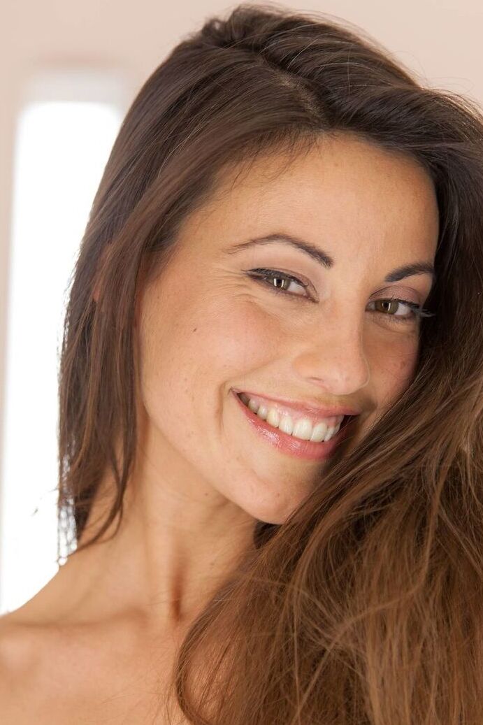 11P A doce jovem Lorena G brinca com seu cu enquanto está sozinha em uma cadeira