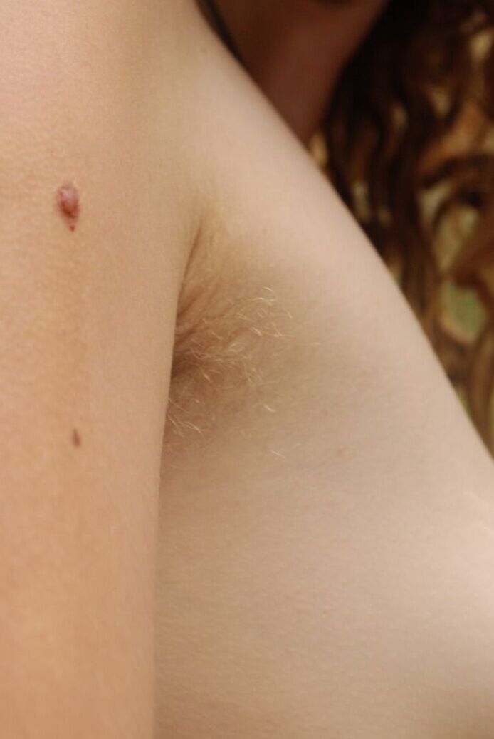 21P スキニー ヴァルコリーが小さなおっぱいと毛むくじゃらの脇の下を自然の中でさらけ出す