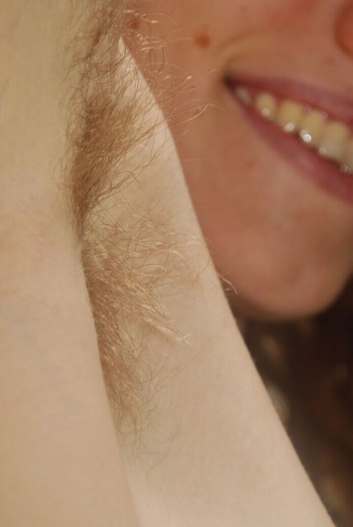 21P スキニー ヴァルコリーが小さなおっぱいと毛むくじゃらの脇の下を自然の中でさらけ出す