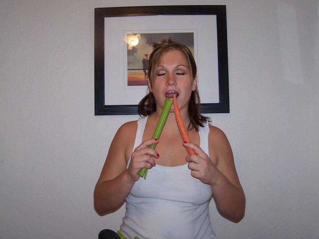 16P MILF Toni Fay transando com seus vegetais