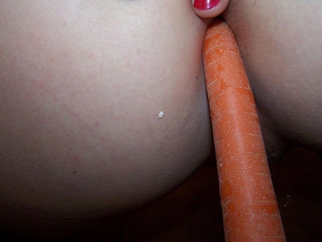 16P MILF Toni Fay transando com seus vegetais