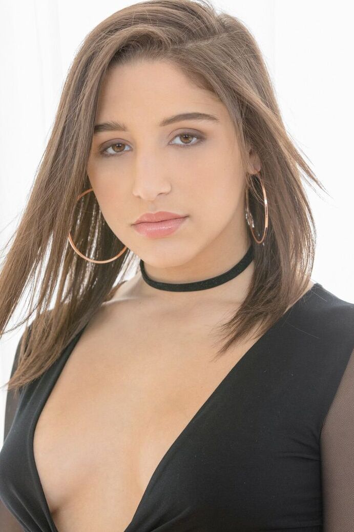 21P Adolescente morena con culo redondo Abella Danger follada por el culo