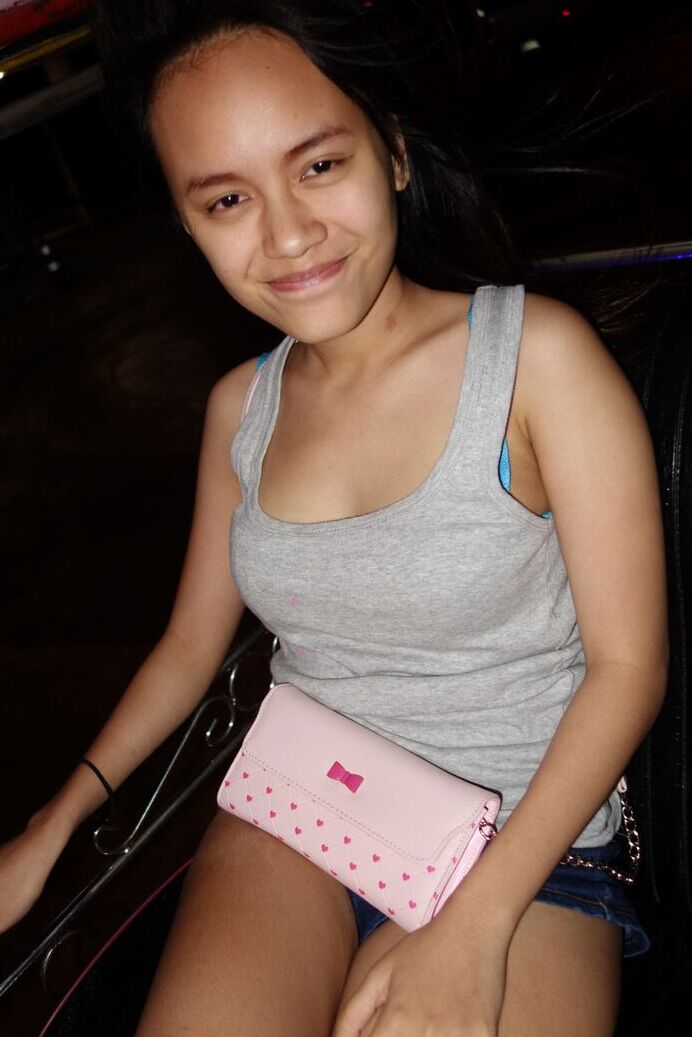 20P Garota tailandesa magra exala esperma de sua buceta natural depois de sexo POV com um Farang