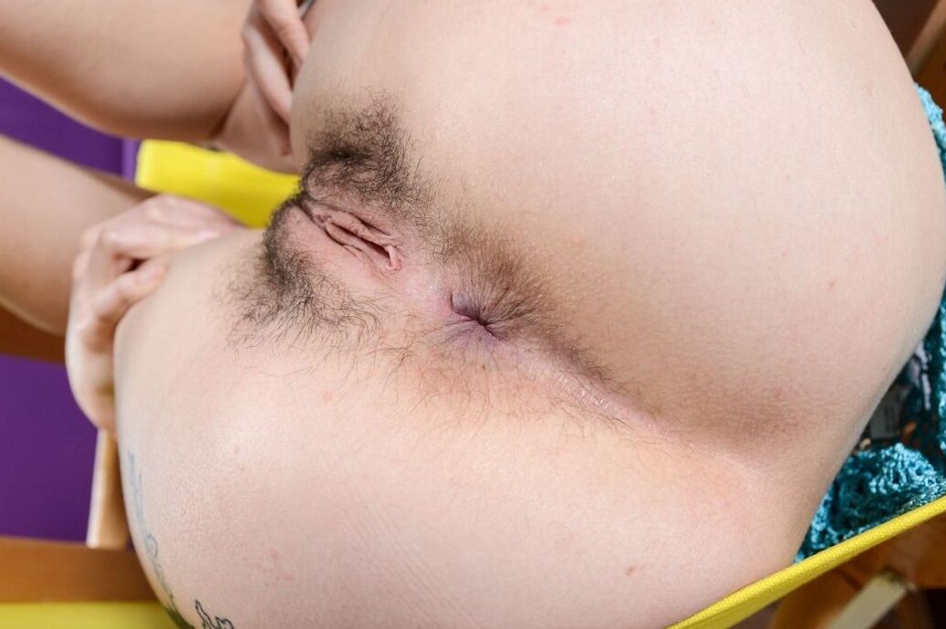 21P Linda hippie con rastas Venus Rosales revela su cuerpo peludo en solitario