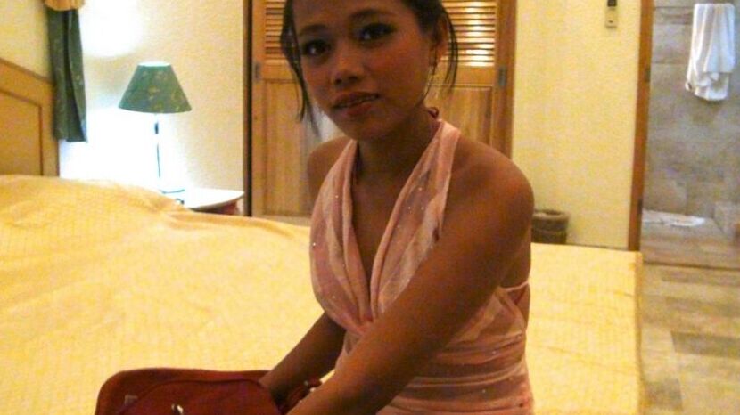 18P Pequena garota filipina com peitos bonitos faz um boquete lambendo um saco de bola