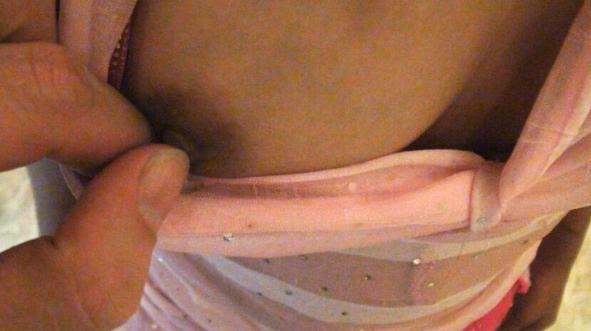 18P Pequena garota filipina com peitos bonitos faz um boquete lambendo um saco de bola