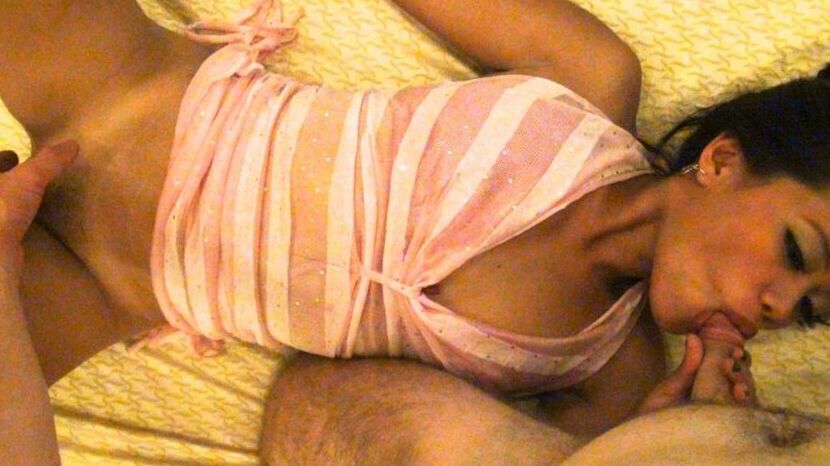 18P Pequena garota filipina com peitos bonitos faz um boquete lambendo um saco de bola