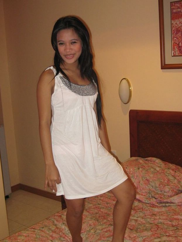 17P A fofa filipina iniciante sopra um Farang na cama de um quarto de motel em sua estreia pornô