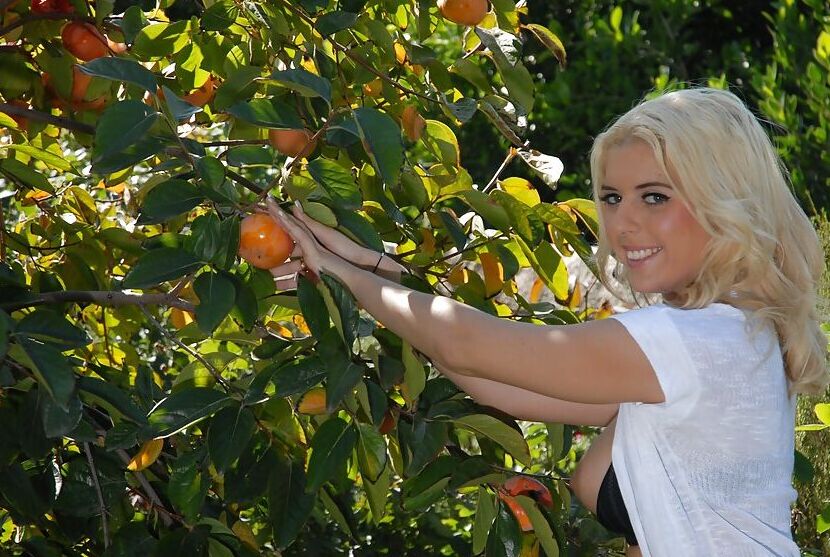 16P Kodi Gamble, amatrice blonde souriante, découvre ses seins tentants