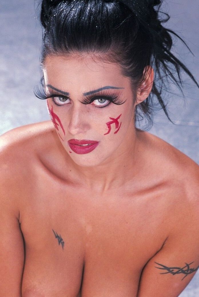 18P MILF Claudia Ferrari chupa os dedos dos pés